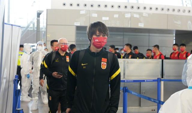 竞技宝官网-中国男足团队58人飞赴阿联酋 包括六个保障团队