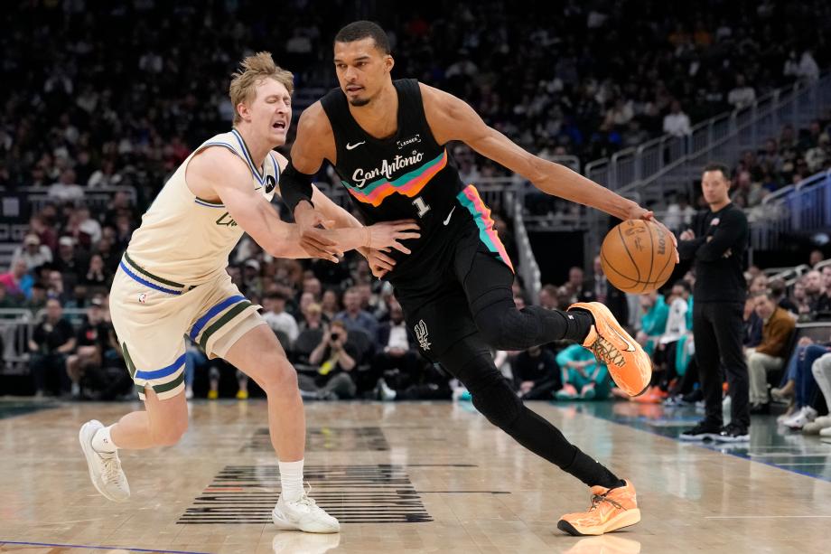 竞技宝下载-文班亚马23+15 马刺七人上双客场32分大胜雄鹿